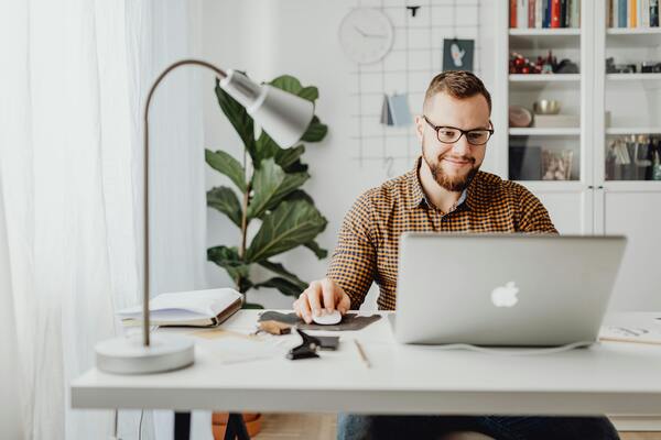 Homme travaillant sur un ordinateur portable sur un bureau